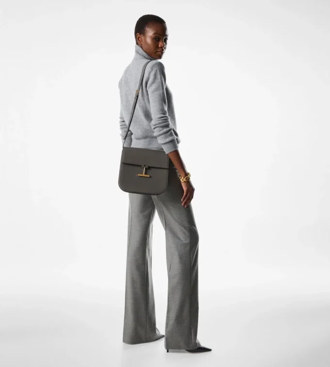Tara Medium Crossbody aus genarbtem Leder Tara Medium Crossbody aus genarbtem Leder