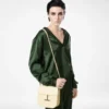 Tara Mini Crossbody aus genarbtem Leder Tara Mini Crossbody aus genarbtem Leder