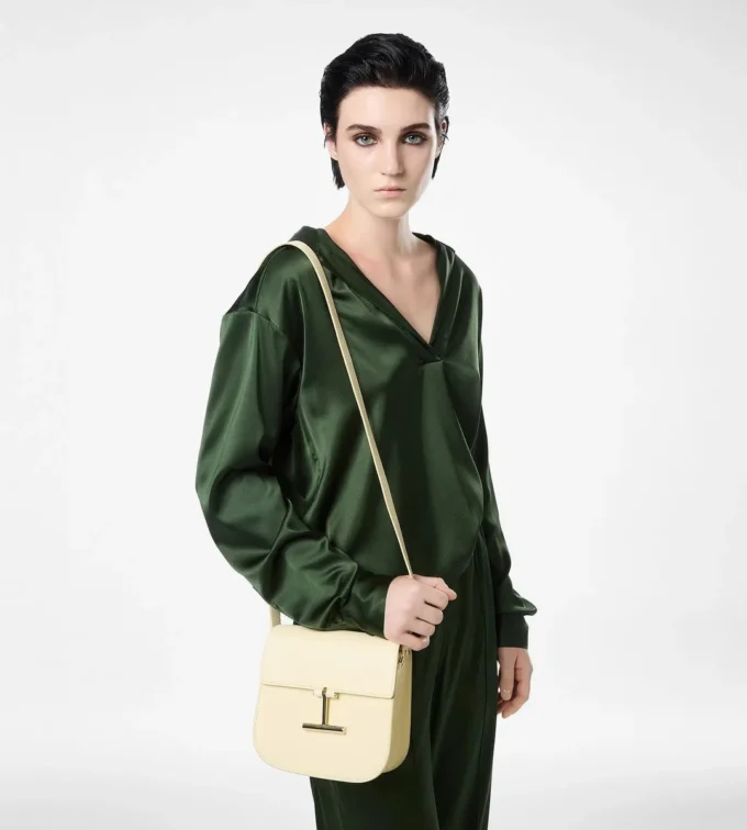 Tara Mini Crossbody aus genarbtem Leder Tara Mini Crossbody aus genarbtem Leder