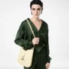 Tara Small Crossbody aus genarbtem Leder