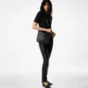 Tara Small Crossbody aus genarbtem Leder Tara Small Crossbody aus genarbtem Leder