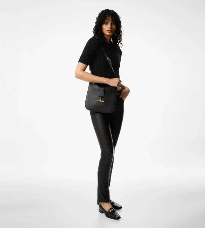 Tara Small Crossbody aus genarbtem Leder Tara Small Crossbody aus genarbtem Leder