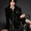 Tara Small Crossbody aus genarbtem Leder Tara Small Crossbody aus genarbtem Leder