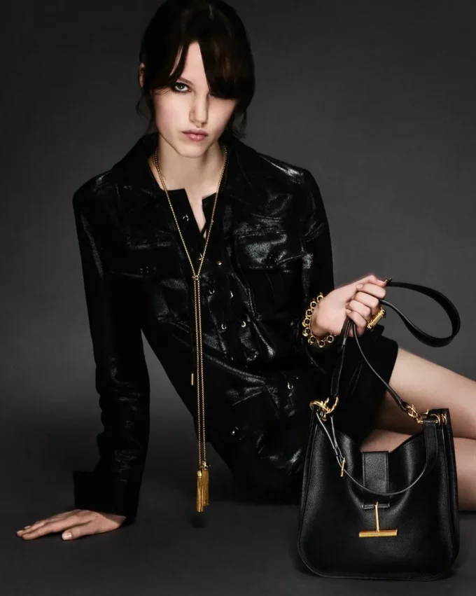 Tara Small Crossbody aus genarbtem Leder Tara Small Crossbody aus genarbtem Leder