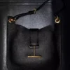 Tara Small Crossbody aus genarbtem Leder Tara Small Crossbody aus genarbtem Leder