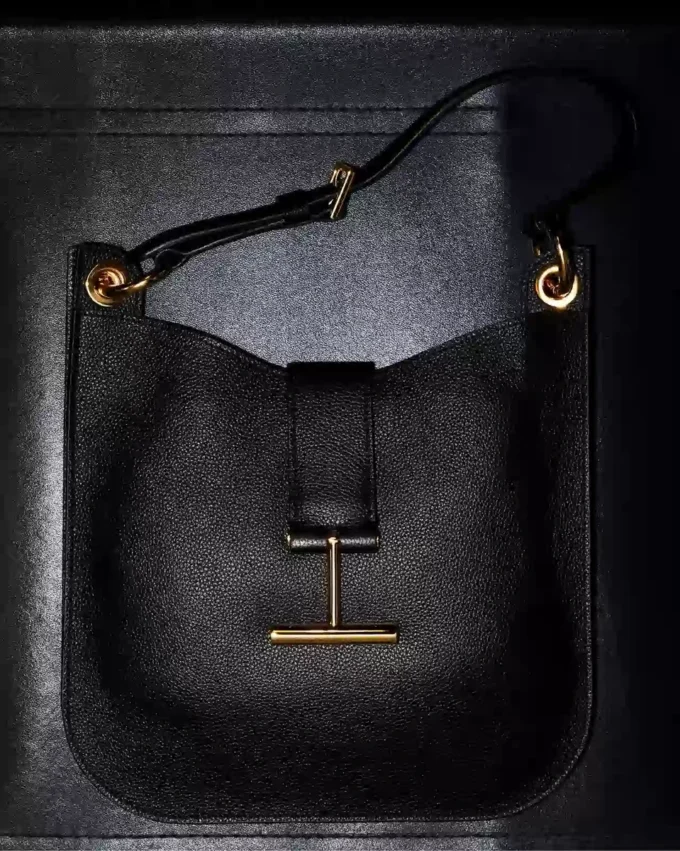 Tara Small Crossbody aus genarbtem Leder Tara Small Crossbody aus genarbtem Leder