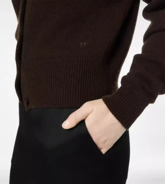 Weiche Kaschmir-Strickjacke mit offenem Kragen und verkürzter Passform