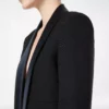 Zweifarbige, einreihige Smokingjacke mit Schalkragen und verkürztem Schnitt Zweifarbige, einreihige Smokingjacke mit Schalkragen und verkürztem Schnitt