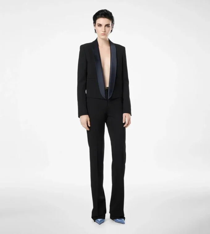 Zweifarbige, einreihige Smokingjacke mit Schalkragen und verkürztem Schnitt Zweifarbige, einreihige Smokingjacke mit Schalkragen und verkürztem Schnitt