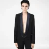 Zweifarbige, einreihige Smokingjacke mit Schalkragen und verkürztem Schnitt Zweifarbige, einreihige Smokingjacke mit Schalkragen und verkürztem Schnitt