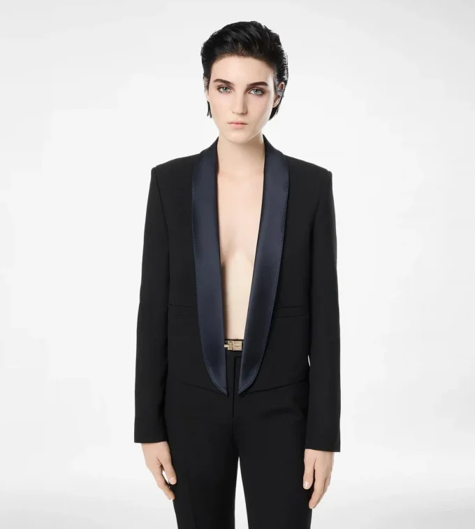 Zweifarbige, einreihige Smokingjacke mit Schalkragen und verkürztem Schnitt Zweifarbige, einreihige Smokingjacke mit Schalkragen und verkürztem Schnitt