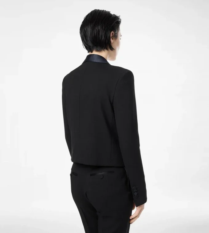 Zweifarbige, einreihige Smokingjacke mit Schalkragen und verkürztem Schnitt Zweifarbige, einreihige Smokingjacke mit Schalkragen und verkürztem Schnitt