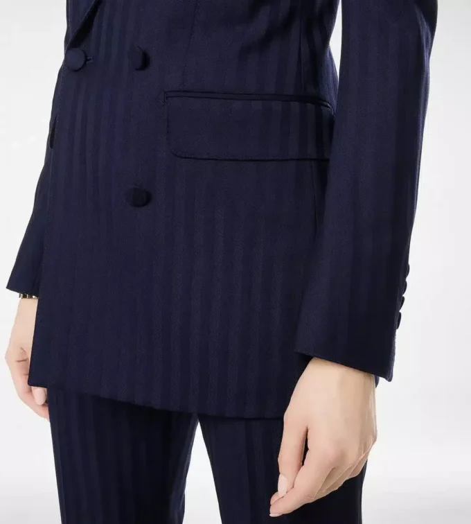 Zweifarbige Jacke aus reiner Wolle mit doppelter Knopfleiste und Spitzkragen Zweifarbige Jacke aus reiner Wolle mit doppelter Knopfleiste und Spitzkragen