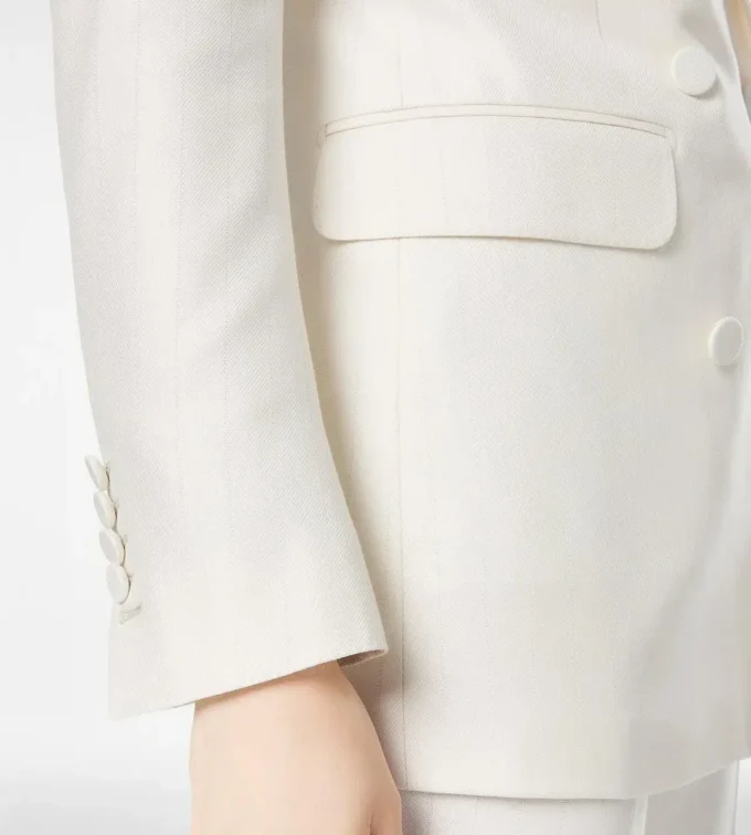 Zweireihige Jacke aus Wolle und Seide mit Schattenstreifen und Spitzkragen Zweireihige Jacke aus Wolle und Seide mit Schattenstreifen und Spitzkragen
