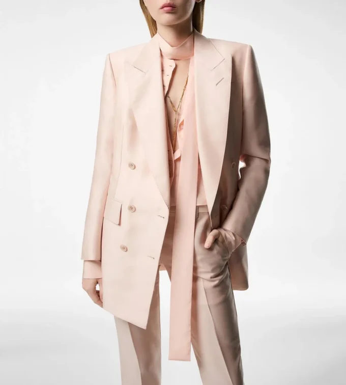 Zweireihige Jacke mit Spitzkragen Zweireihige Jacke mit Spitzkragen